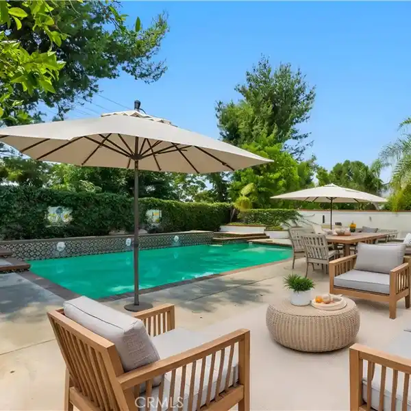 PRIVATE LAKE FOREST RETREAT