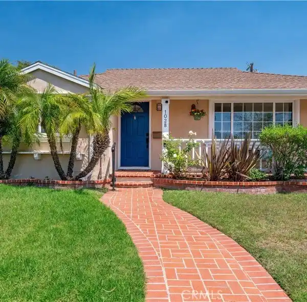 CHARMING ONE-LEVEL HOME IN PRIME LOCATION