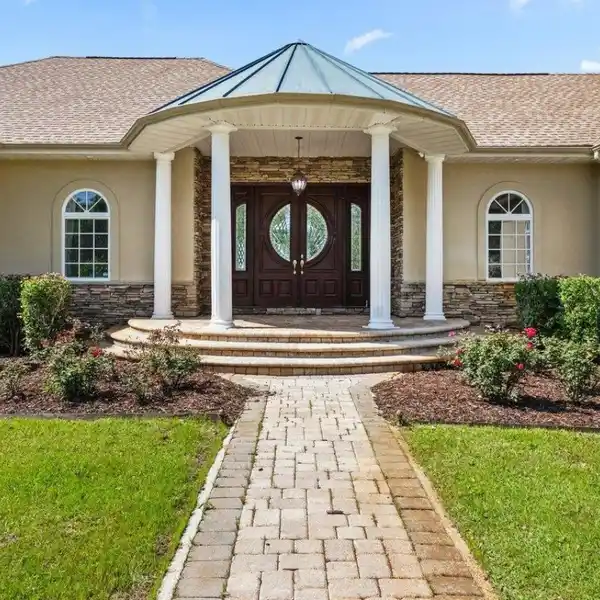 THE PINNACLE OF WATERFRONT LIVING