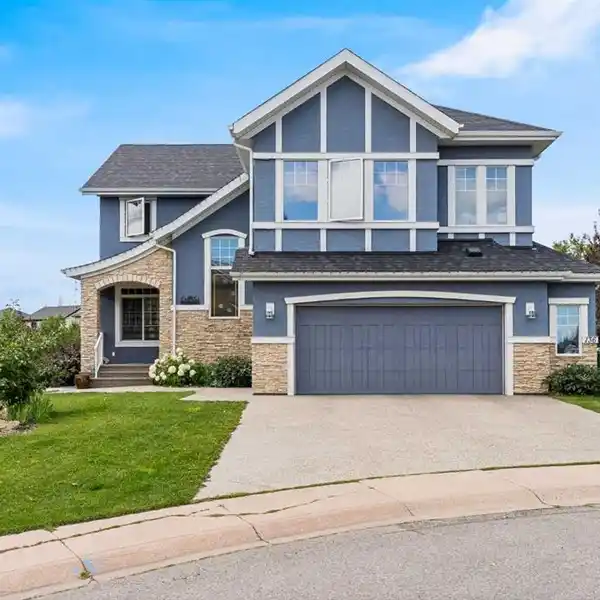 SPACIOUS HOME WITH STUNNING LAKE PROXIMITY