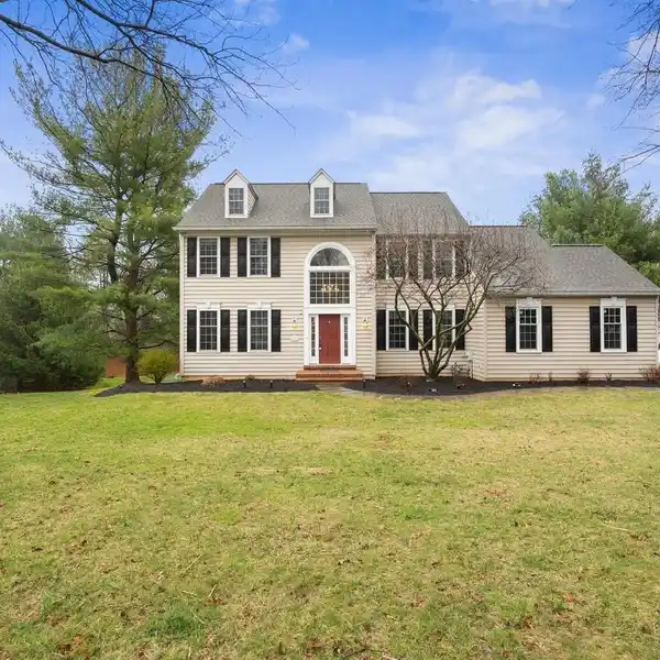CUL-DE-SAC ESTATE ON PRIVATE ACREAGE