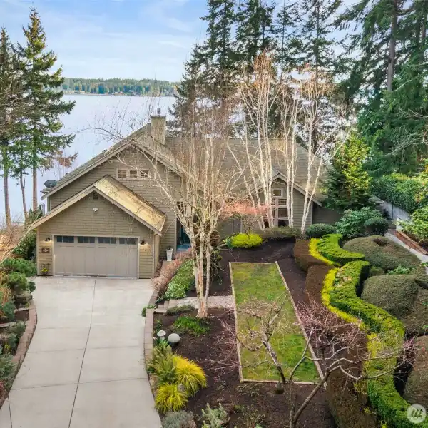 THE PINNACLE OF WATERFRONT LIVING
