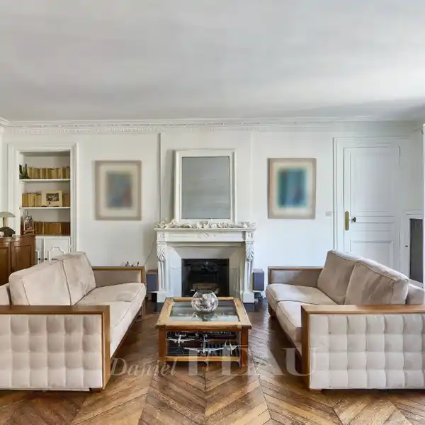 APARTMENT WITH GREAT BONES