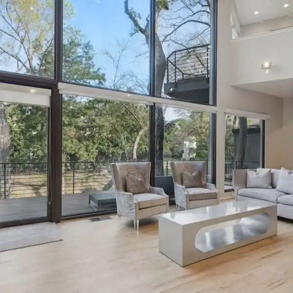 UNIQUE RESIDENCE IN TURTLE CREEK BEND