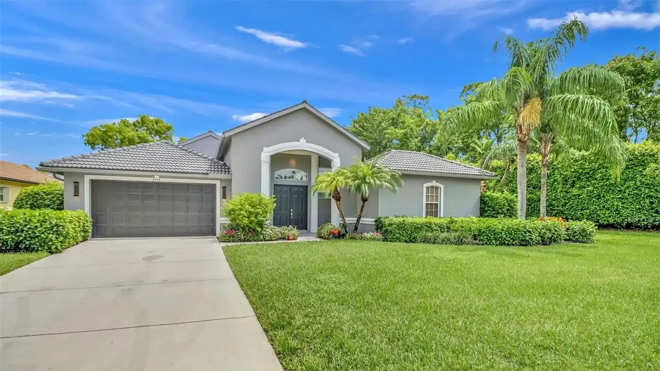 Luxurious Home in Sought-after Wilshire Lakes