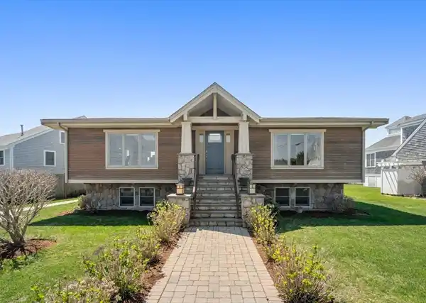 BEAUTIFULLY DESIGNED CAPE COD CONTEMPORARY HOME