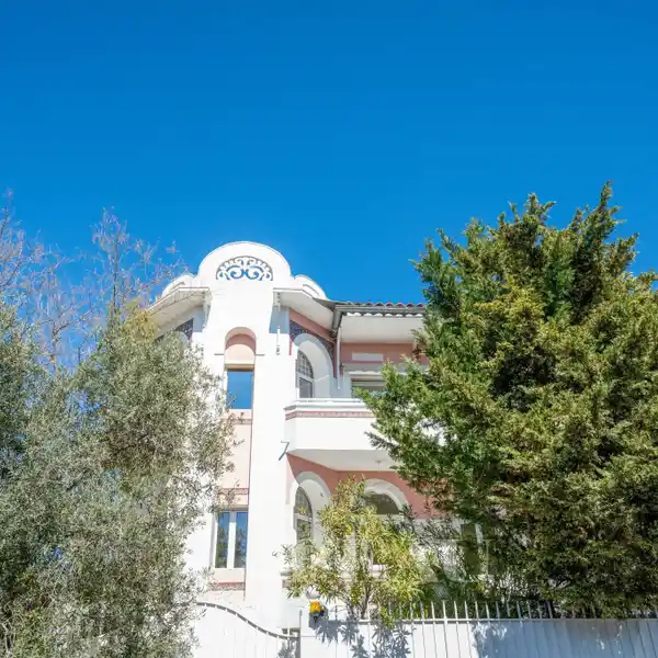 RENOVATED GEM NEAR THE SEA