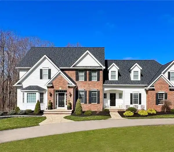 STUNNING CAPE COD LOCATED IN THE SANCTUARY OF KIRTLAND