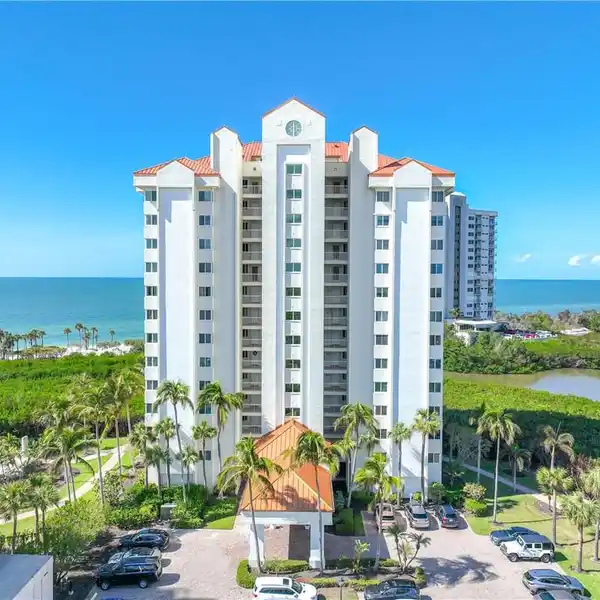 EXQUISITELY RENOVATED CONDO IN WESTSHORE AT NAPLES CAY
