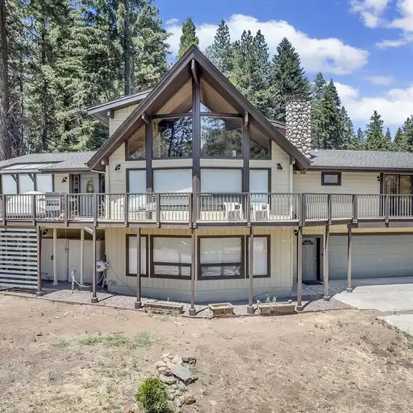 TOWERING LINDAL CEDAR CUSTOM HOME
