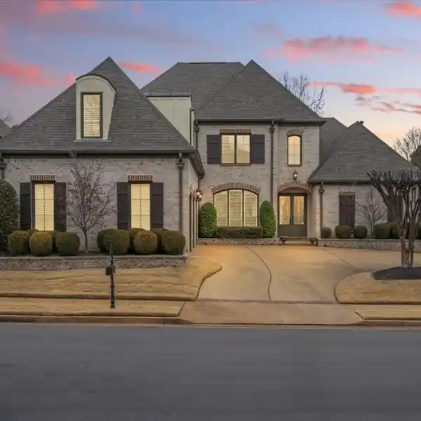 EXQUISITE CUSTOM HOME IN MEMPHIS NATIONAL GOLF CLUB