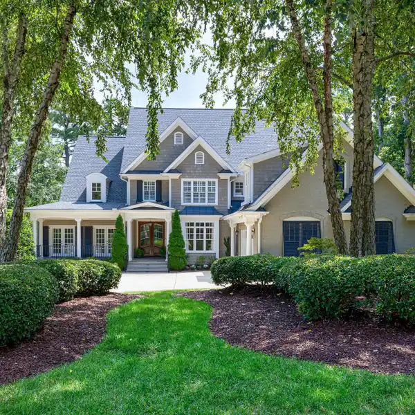 MAGNIFICENT RESIDENCE IN A GOLF COURSE COMMUNITY