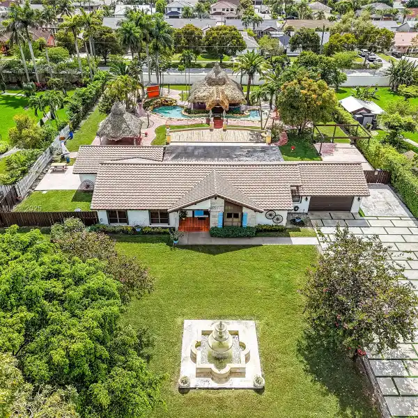 PERSONAL TROPICAL OASIS IN KINGS GROVE