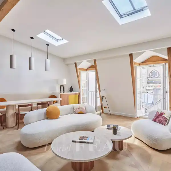 MAGNIFICENT TOP-FLOOR APARTMENT