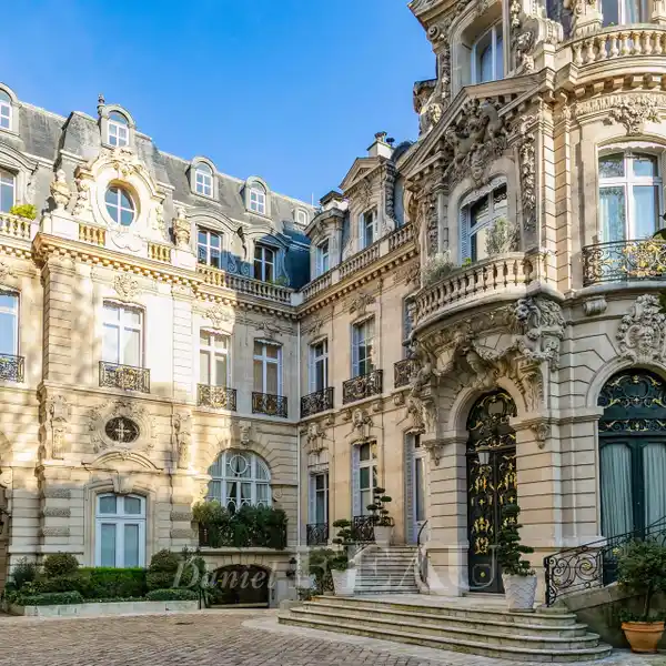 METICULOUSLY RENOVATED APARTMENT IN A SUPERB PRIVATE MANSION