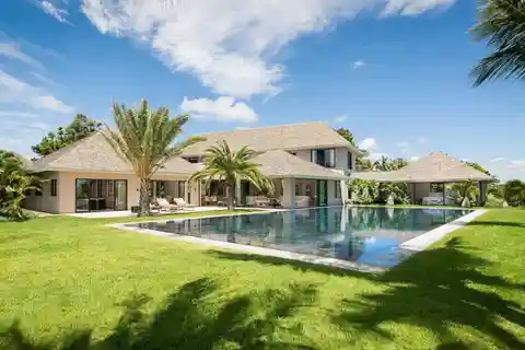 Luxury Coastal Living in Prestigious Lunea Estate