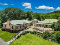 IMPRESIONANTE VILLA DE LADRILLO EN MÁS DE 13 ACRES