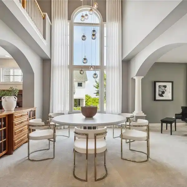 STUNNING PREMIER HOME IN IDEAL COMMUNITY