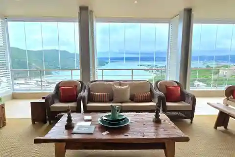 Luxurious Lagoon-front Living