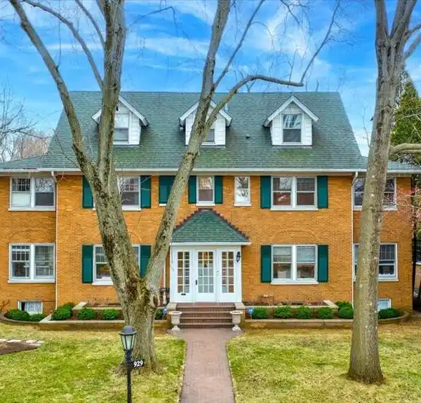 QUINTESSENTIAL CLASSIC ALL-BRICK BEAUTY