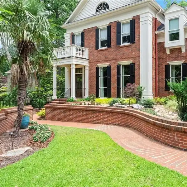 TURNKEY ELEGANCE WITH INFINITY POOL