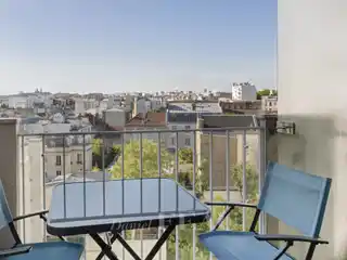 Stylish Eighth-floor Home in Vibrant Location
