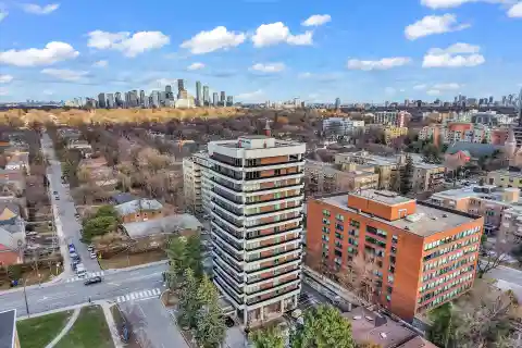 Warmth and Exclusivity on the Eight Floor in Boutique Building