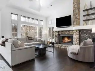 Beautifully Updated End-unit Townhome