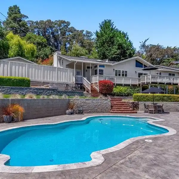 CALIFORNIA CHIC MEETS COASTAL LUXURY IN POOLSIDE PARADISE