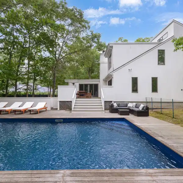 STRIKING COLONIAL RETREAT FOR RENT