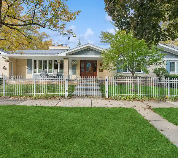 CHARMING MID-CENTURY MODERN RANCH IN EAST WILMETTE