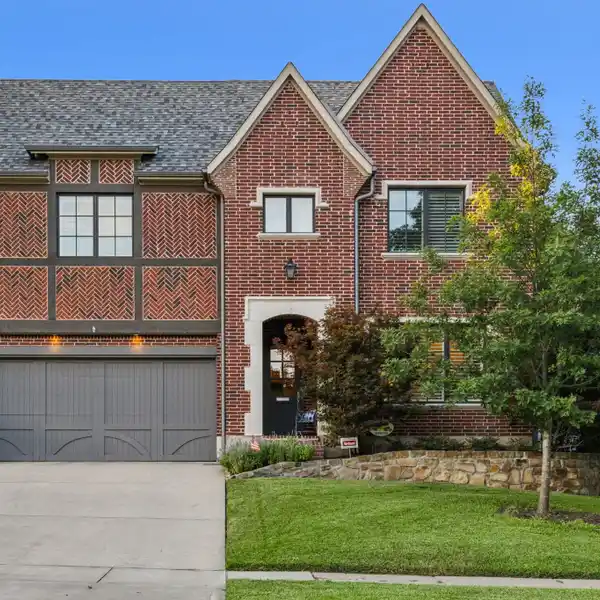 AN UNPARALLELED BLEND OF ELEGANCE AND COMFORT IN LAKEWOOD HILLS