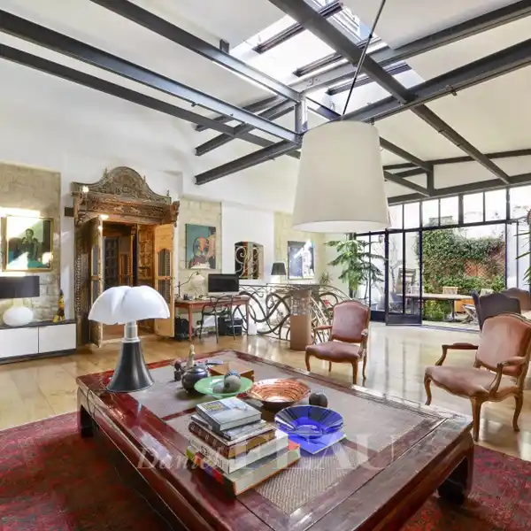 METICULOUSLY RENOVATED APARTMENT IN THE HOTEL DE VAUX