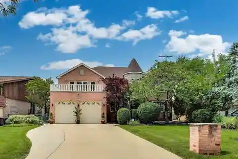 Stylish River Forest Living with Open Plan