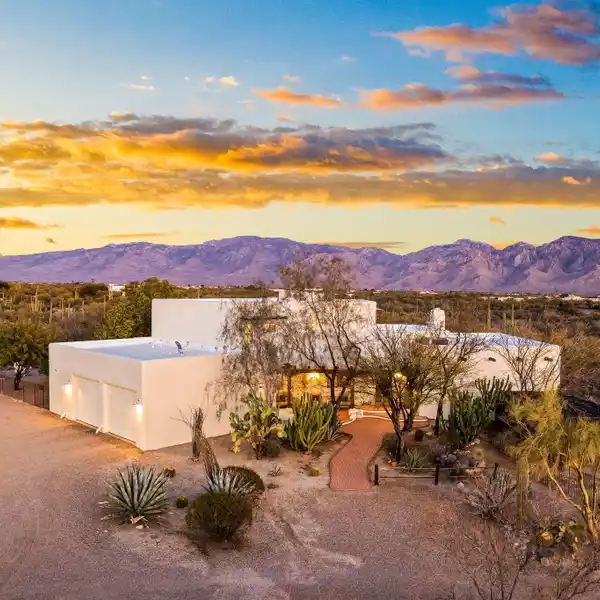 TIMELESS SOUTHWEST-STYLE PROPERTY IN LA CHOLLA AIRPARK