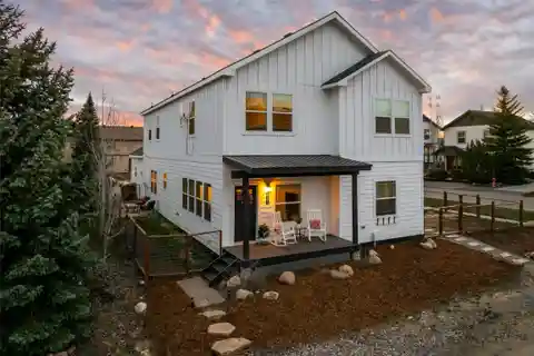 Charming Modern Farmhouse-style Home