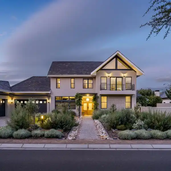 WELCOMING LUXURY HOME