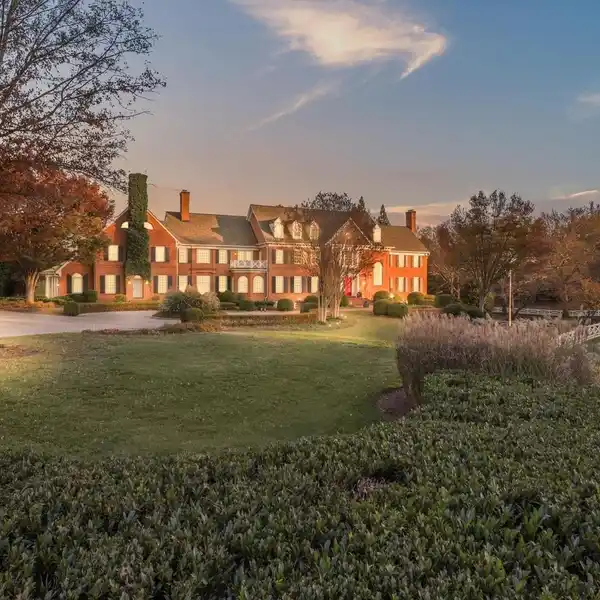 IMPRESSIVE ENTERTAINER'S DREAM IN ROUND HILL