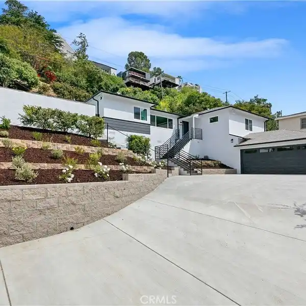 BEAUTIFUL NEWLY COMPLETED RESIDENCE