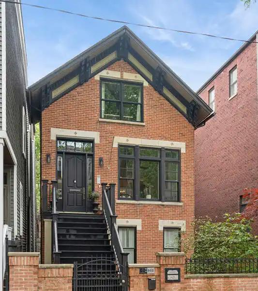ELEGANT LINCOLN PARK LIVING WITH ROOFTOP DECK
