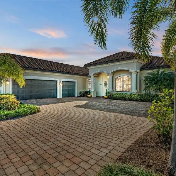 BEAUTIFULLY UPDATED LUXURY ESTATE HOME IN LAKEWOOD RANCH BRIDGEWATER