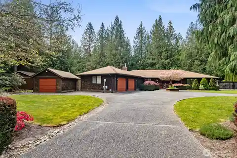 Serene Rambler with Expansive Workshop Space
