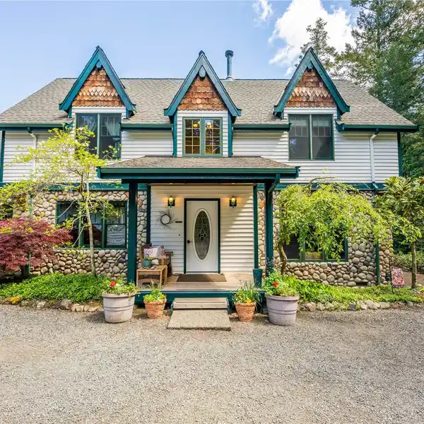 STORYBOOK COTTAGE IN THE HEART OF SAN JUAN ISLAND