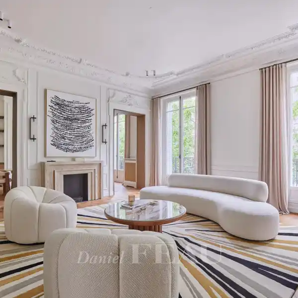 LUMINOUS LUXURY APARTMENT
