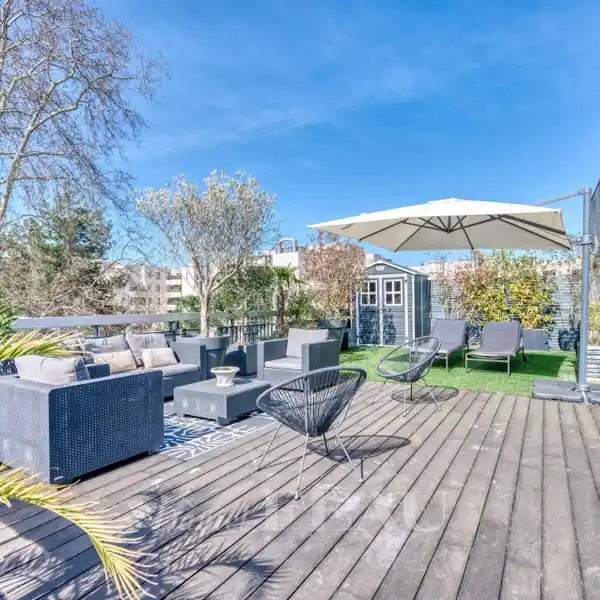 TOP FLOOR APARTMENT WITH SPACIOUS TERRACE