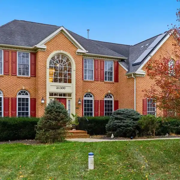 SPACIOUS 4BR BROOKEVILLE ESTATE ON 2 ACRES