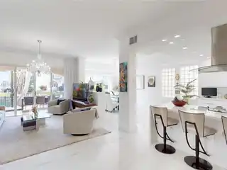 Beautifully Renovated Residence in Prestigious Aventura Lakes