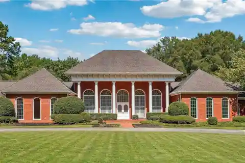 Expansive Brick Estate Potential in an Unbeatable Location