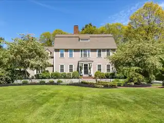 Timeless Colonial in an Executive Neighborhood