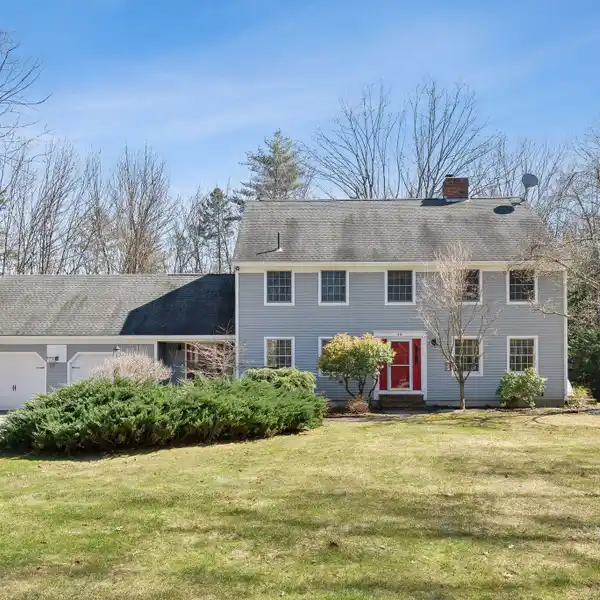 TRANQUILLY AND CONVENIENCE ON OVER SIX ACRES